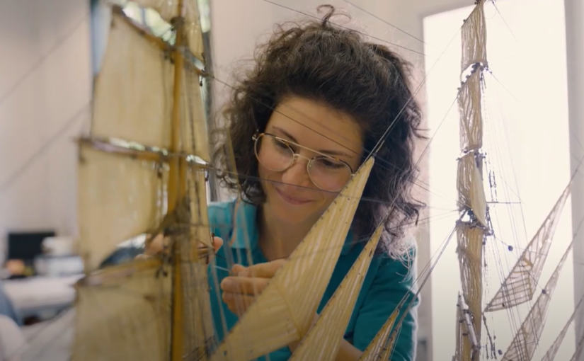 La restauration d’une maquette par une étudiante de l’Institut national du patrimoine